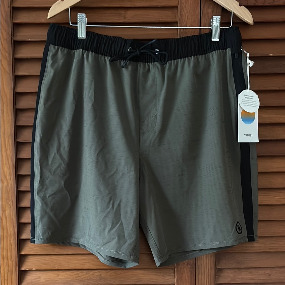 Vuori men’s Peak Athletic Short size Large